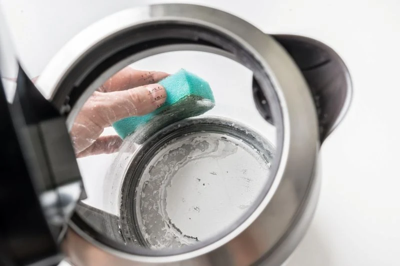 Dzięki domowym sposobom usuniemy kamień z czajnika bez szkodliwej chemii