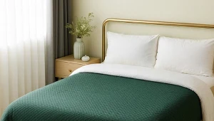 Zielona narzuta na łóżko w sypialni