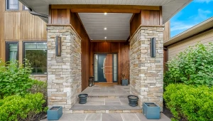 Dzięki umiejętnie dobranym drzwiom, oknom i roletom możesz cieszyć się pięknymi widokami