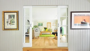 Naturalne drewno w aranżacji wnętrz przyciąga wyglądem, ale coraz więcej osób szuka materiałów łatwiejszych w użytkowaniu