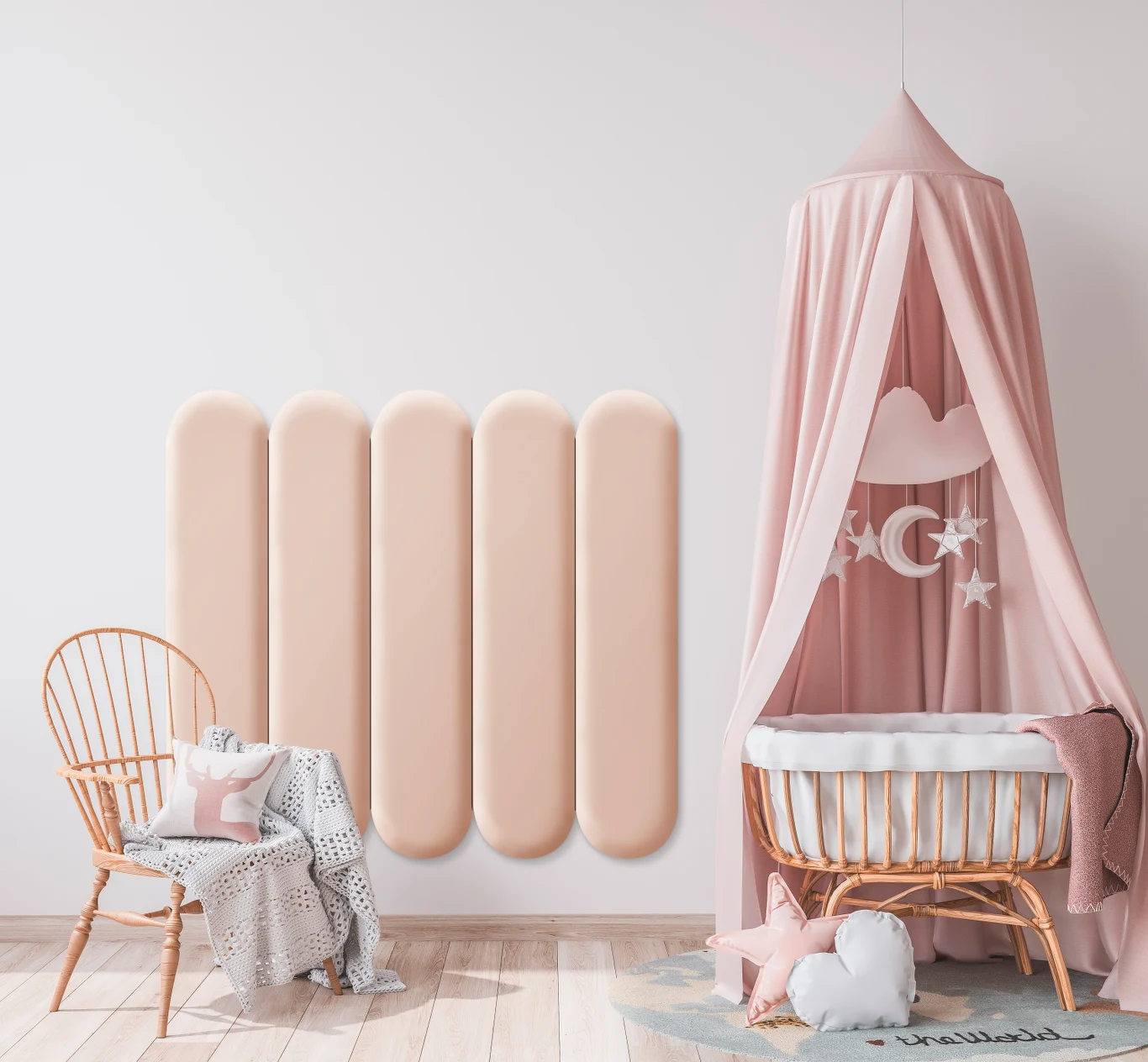 Ściana, na której są panele, zamienia się w przestrzeń, która nie tylko chroni, ale też inspiruje do nauki i twórczej zabawy