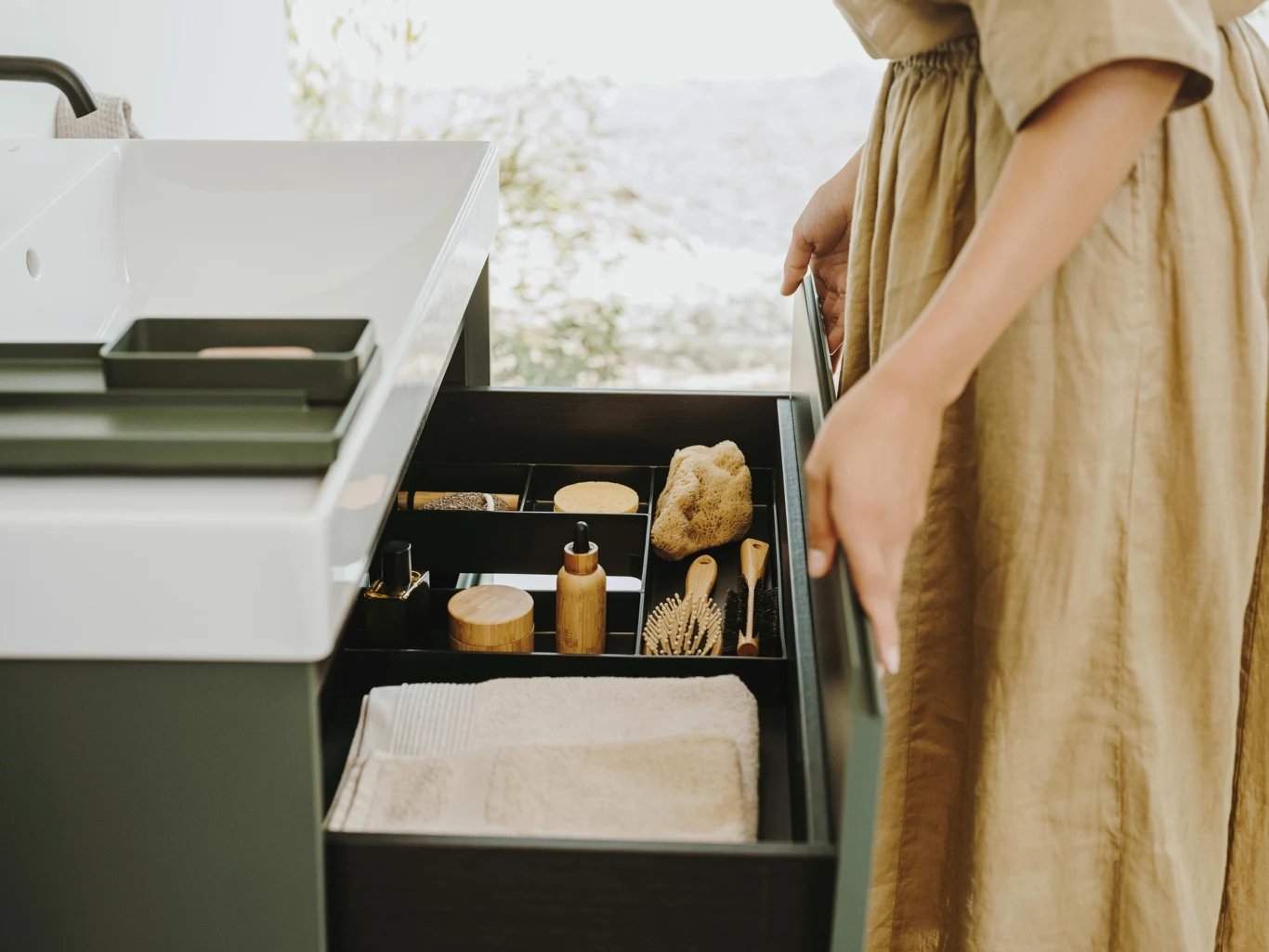 Matowe zielenie i piaskowe szarości z kolekcji Ona