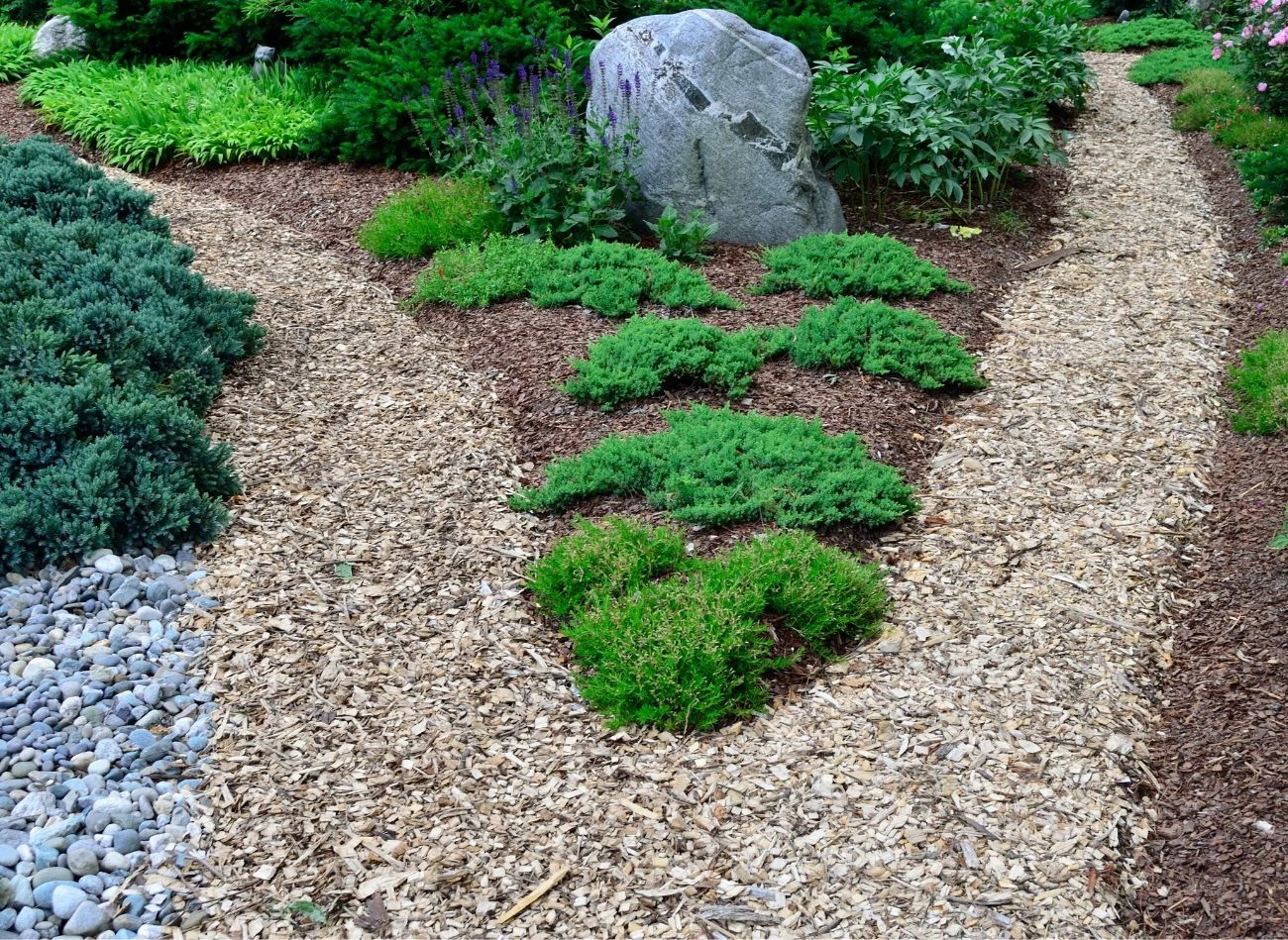 Kora i zrębki drzewne to świetny wybór na naturalną ścieżkę w ogrodzie