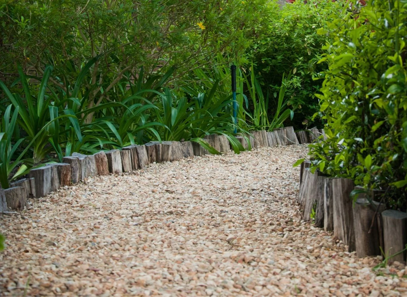 Ścieżka wykonana ze żwiru stanowi najtańszą i najłatwiejszą do samodzielnego wykonania alternatywę kostki brukowej