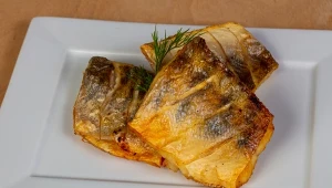 Sandacz pieczony po polsku – przepis na delikatną rybę z sosem chrzanowym i młodymi ziemniakami