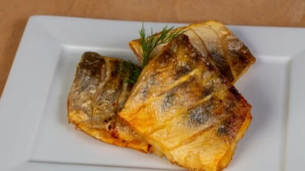 Sandacz pieczony po polsku – przepis na delikatną rybę z sosem chrzanowym i młodymi ziemniakami