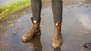 Włóż na noc do butów. Zapomnisz o wilgoci i brzydkim zapachu
