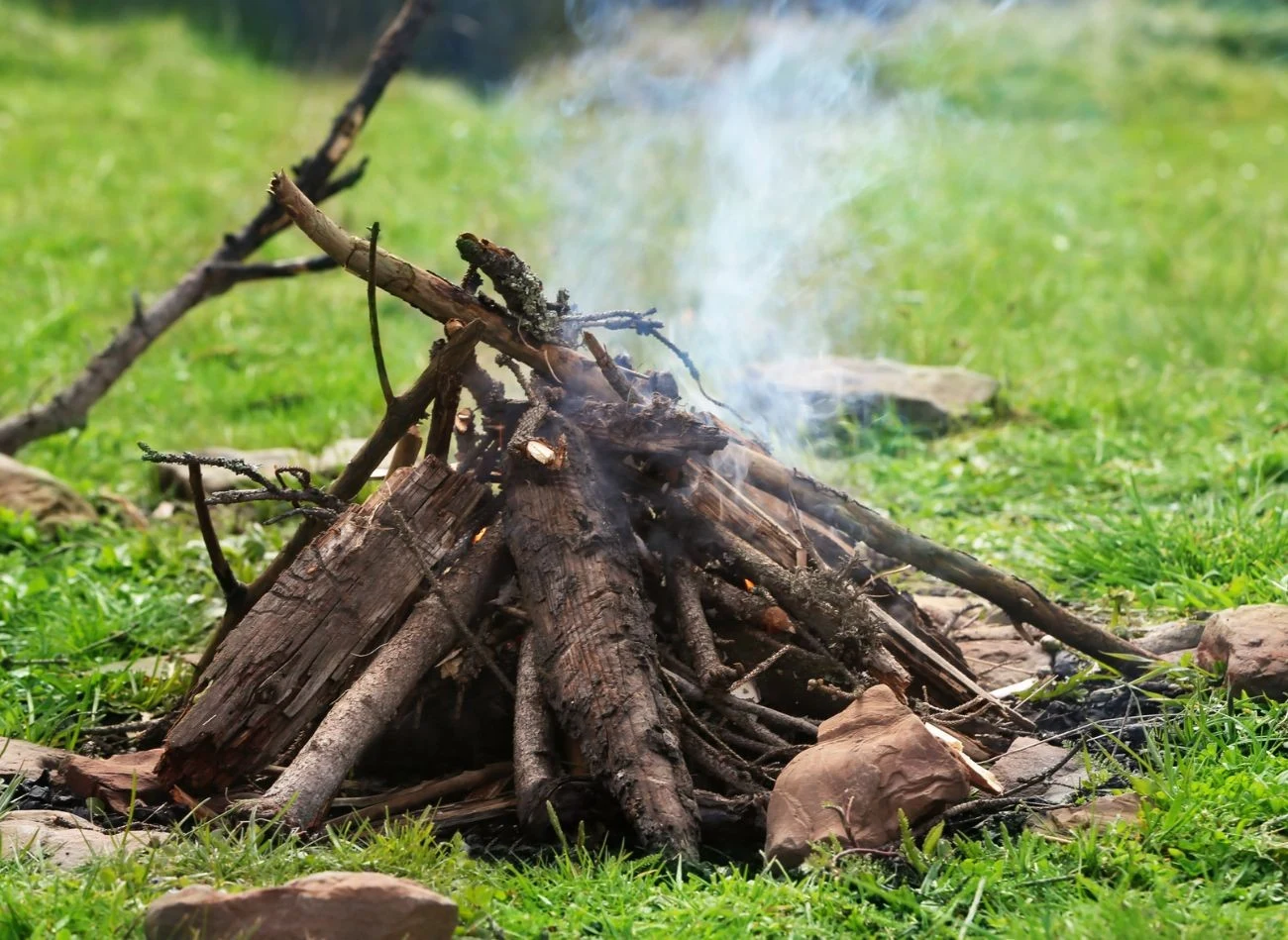 Palenie ogniska na własnej posesji nie może powodować nadmiernego zadymienia, które mogłoby być uciążliwe dla sąsiadów.