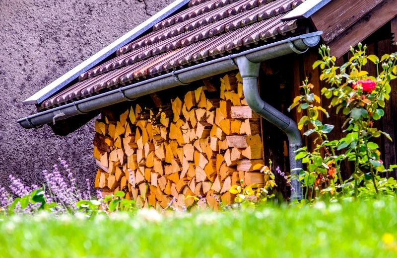 Drewno owocowe, podobnie jak inne gatunki, żeby się dobrze spalało, trzeba sezonować.
