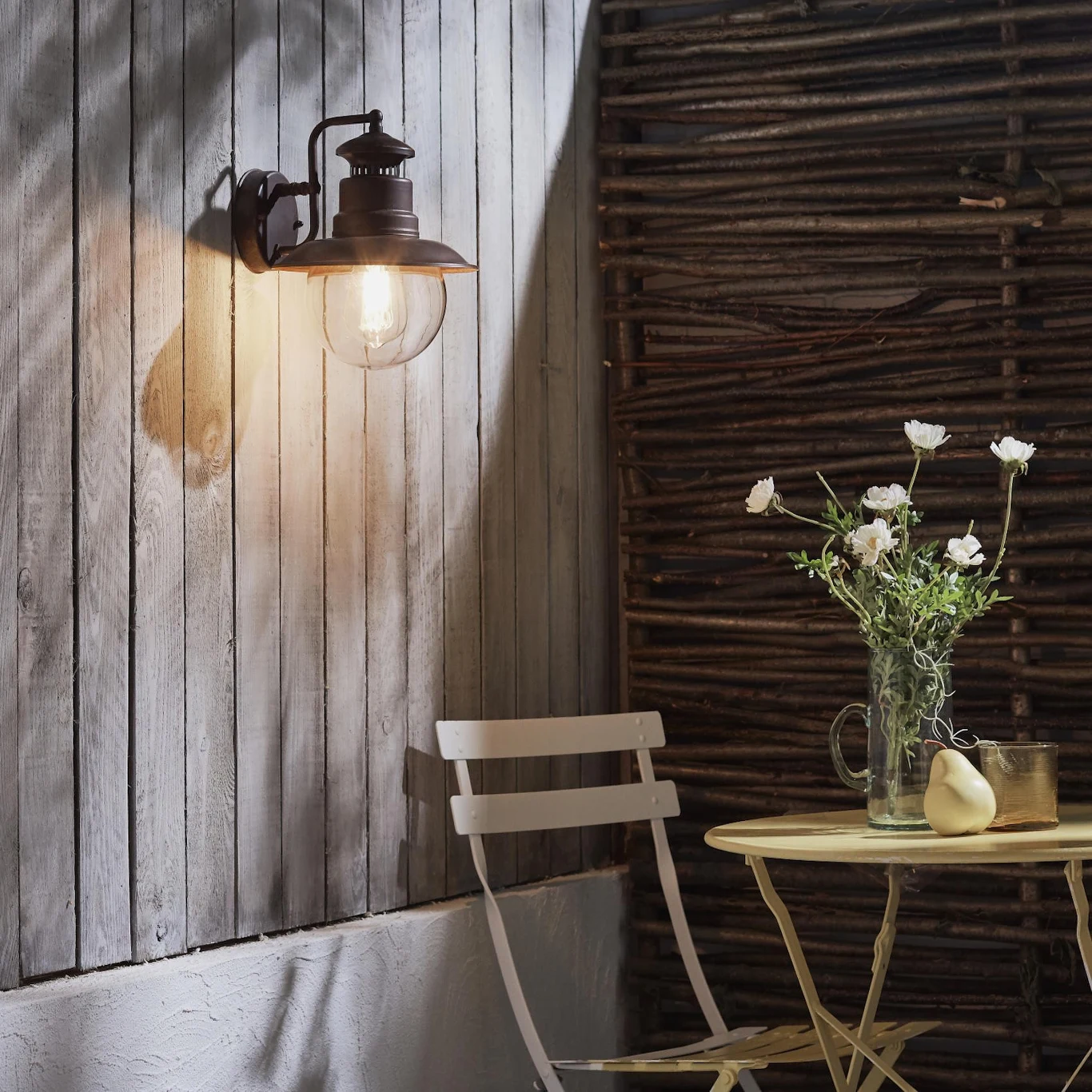 Oświetlenie balkonu czy tarasu jest jak teatr cieni, który rozgrywa się codziennie wieczorem na naszych oczach