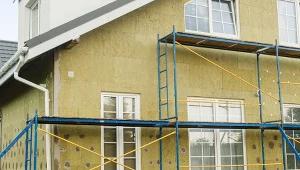 Czy ocieplenie domu trzeba zgłaszać? Za złamanie przepisów grożą surowe kary.