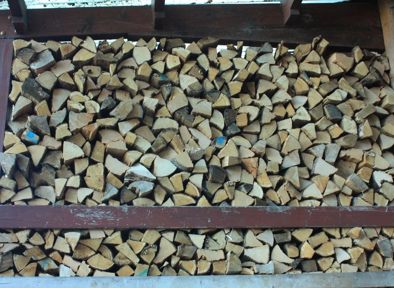 Drewno dębowe wyróżnia się wysoką wartością energetyczną, co sprawia, że jest chętnie wybierane przez właścicieli pieców zasypowych i kominków.