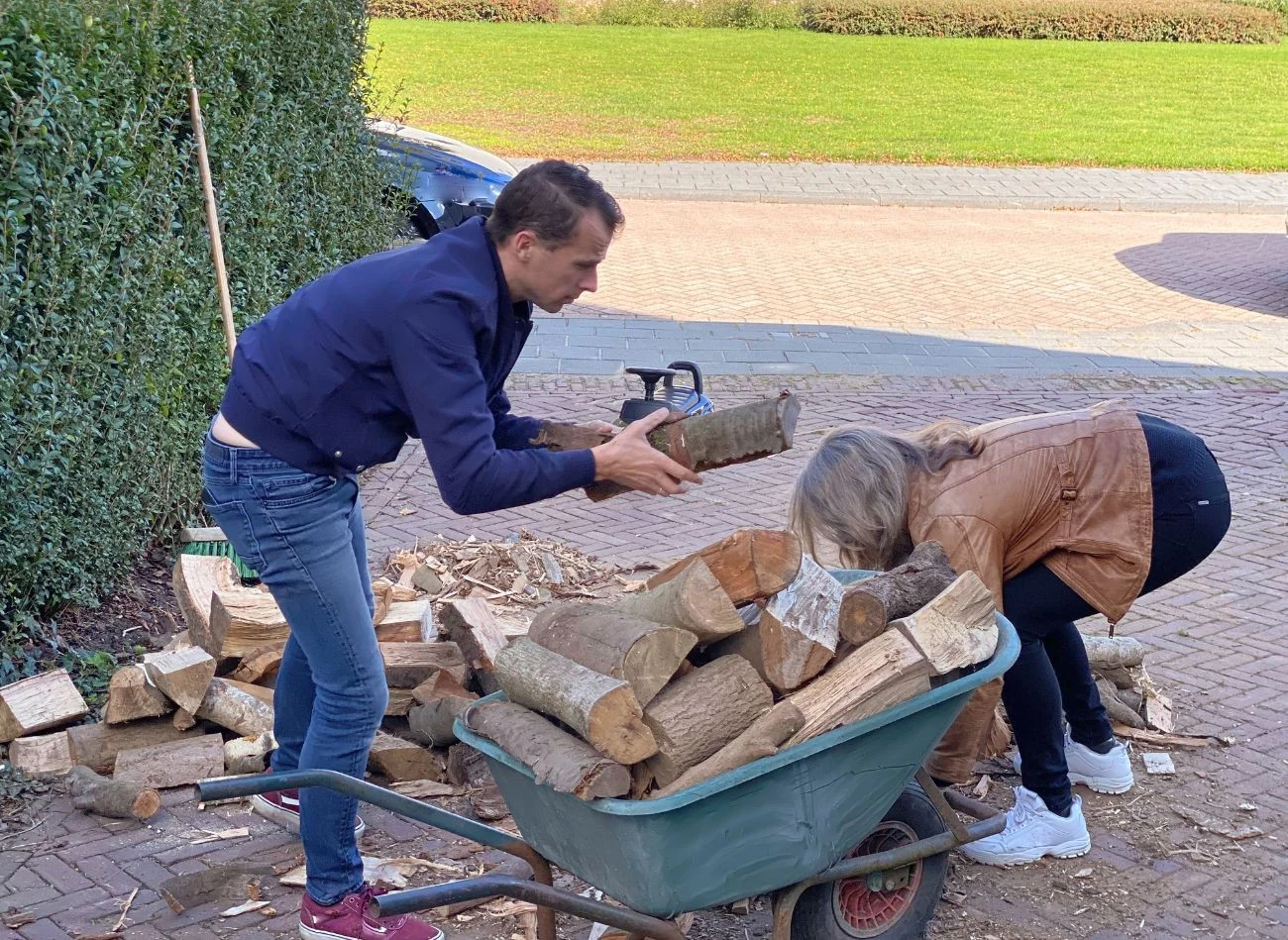Pamiętajmy też o zabezpieczeniu drewna przed szkodnikami. Układanie polan bezpośrednio na ziemi sprzyja obecności owadów.