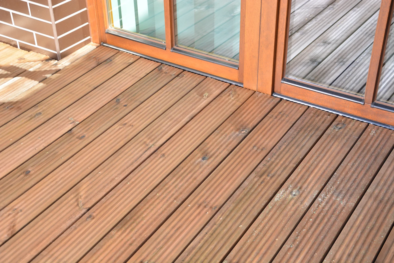 Deski drewniane mają w sobie autentyczność, której nie da się podrobić