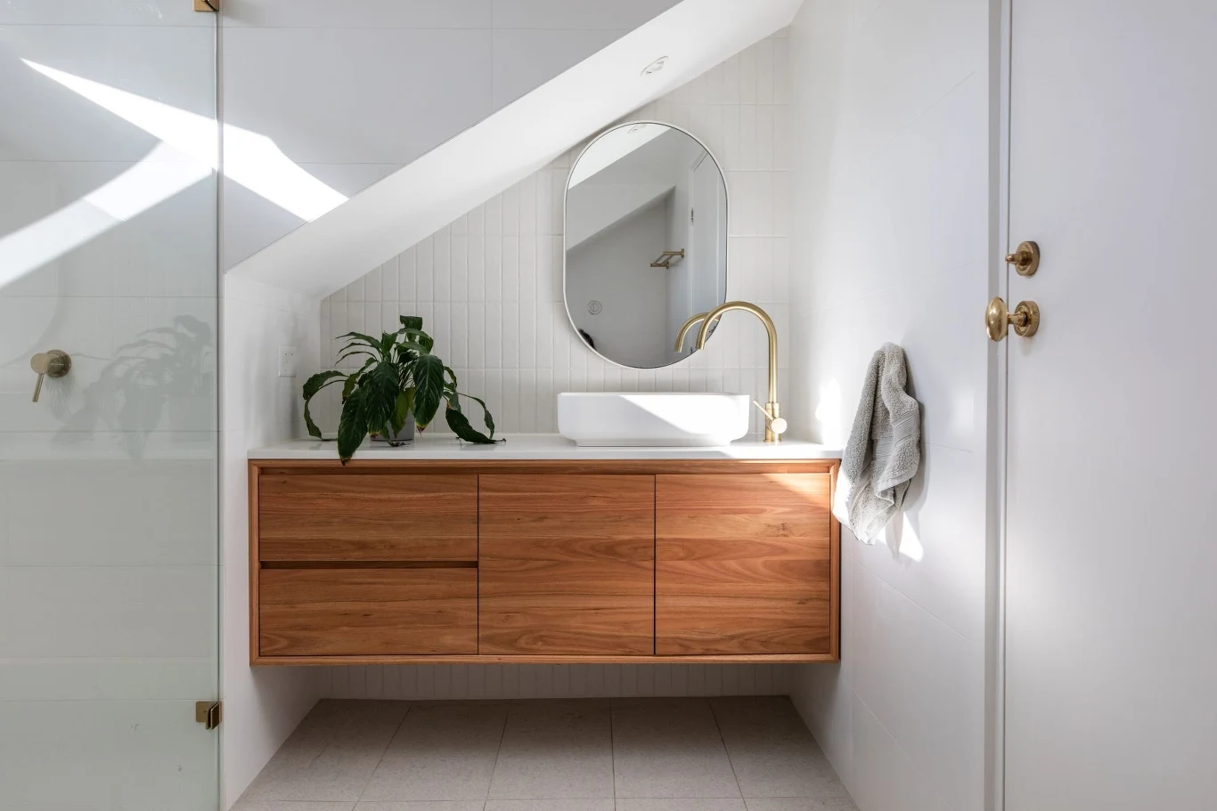 Projektowanie łazienki uniwersalnej oznacza tworzenie przestrzeni, która będzie funkcjonalna dla osób w każdym wieku i o różnych możliwościach fizy...