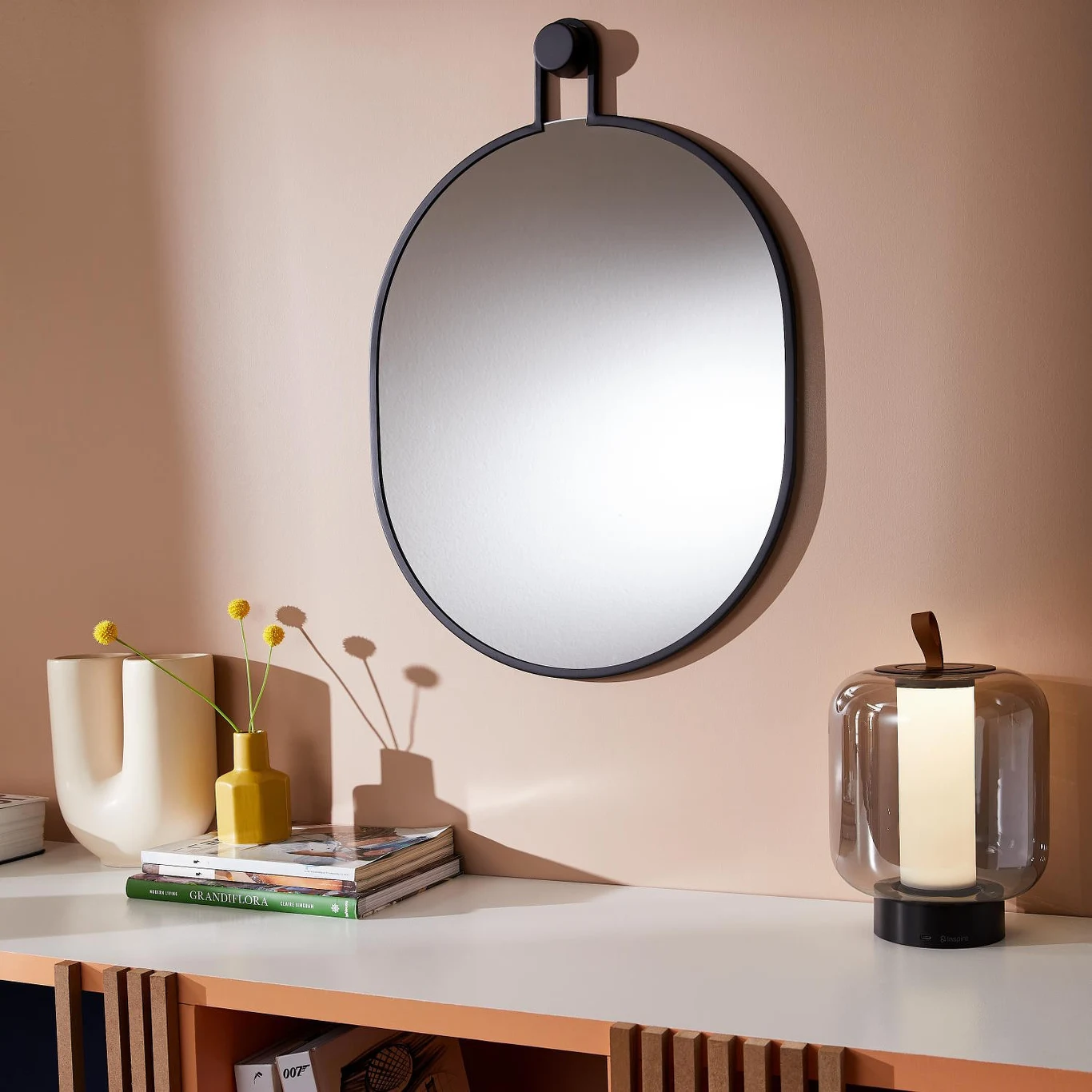 Wystarczy jedno dobrze ustawione lustro, by pokój wizualnie zyskał więcej metrów