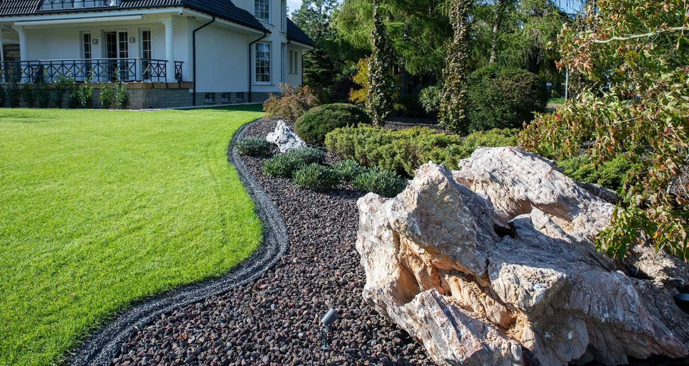 Lawę wulkaniczną można rozsypać jako ściółkę na rabatach, dodać do podłoża w doniczkach lub użyć jako warstwę drenażową