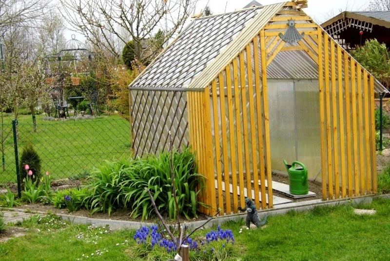 Nowy działkowiec jest też zobowiązany do wniesienia dwóch jednorazowych opłat ogrodowych – tzw. opłaty inwestycyjnej oraz opłaty na zarządzanie ROD