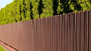 Jak wysoki może być płot na posesji? Przekroczenie limitu grozi karą.