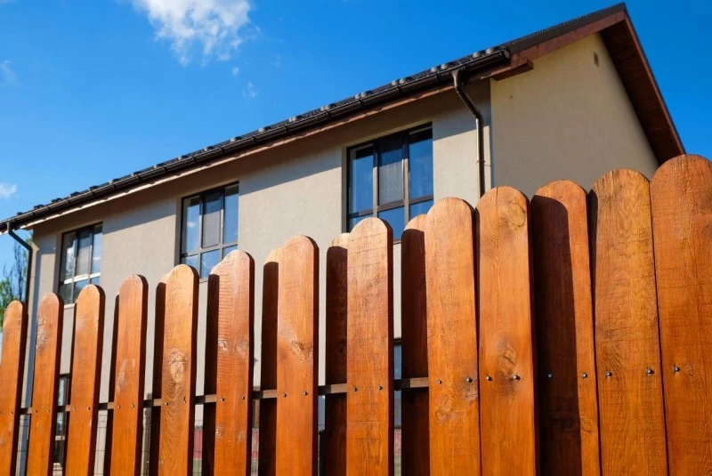 Wzniesienie ogrodzenia przekraczającego 2,20 metra bez wymaganego zgłoszenia jest kwalifikowane jako samowola budowlana. Fot. cherokee4