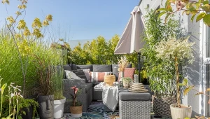 Jeśli na podłodze mamy płytki, warto pomyśleć o zewnętrznych dywanach czy matach bambusowych.