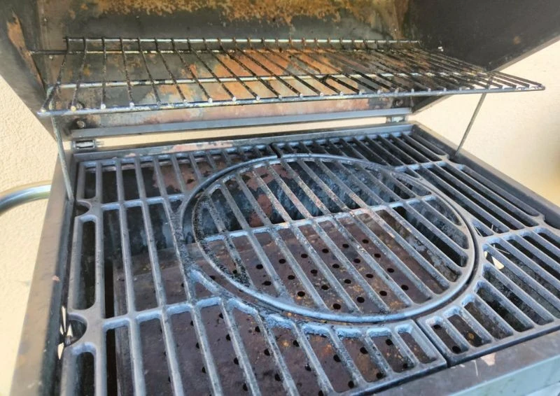 Regularne czyszczenie grilla zwiększa jego żywotność.