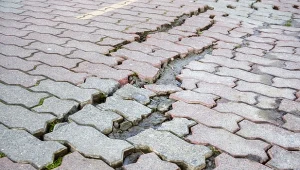 Dlaczego kostka brukowa zapada się po zimie?