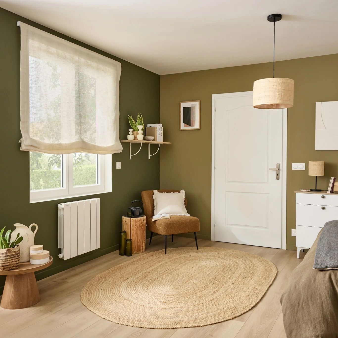 Modnym rozwiązaniem są również rolety rzymskie, które łączą funkcjonalność z eleganckim wyglądem