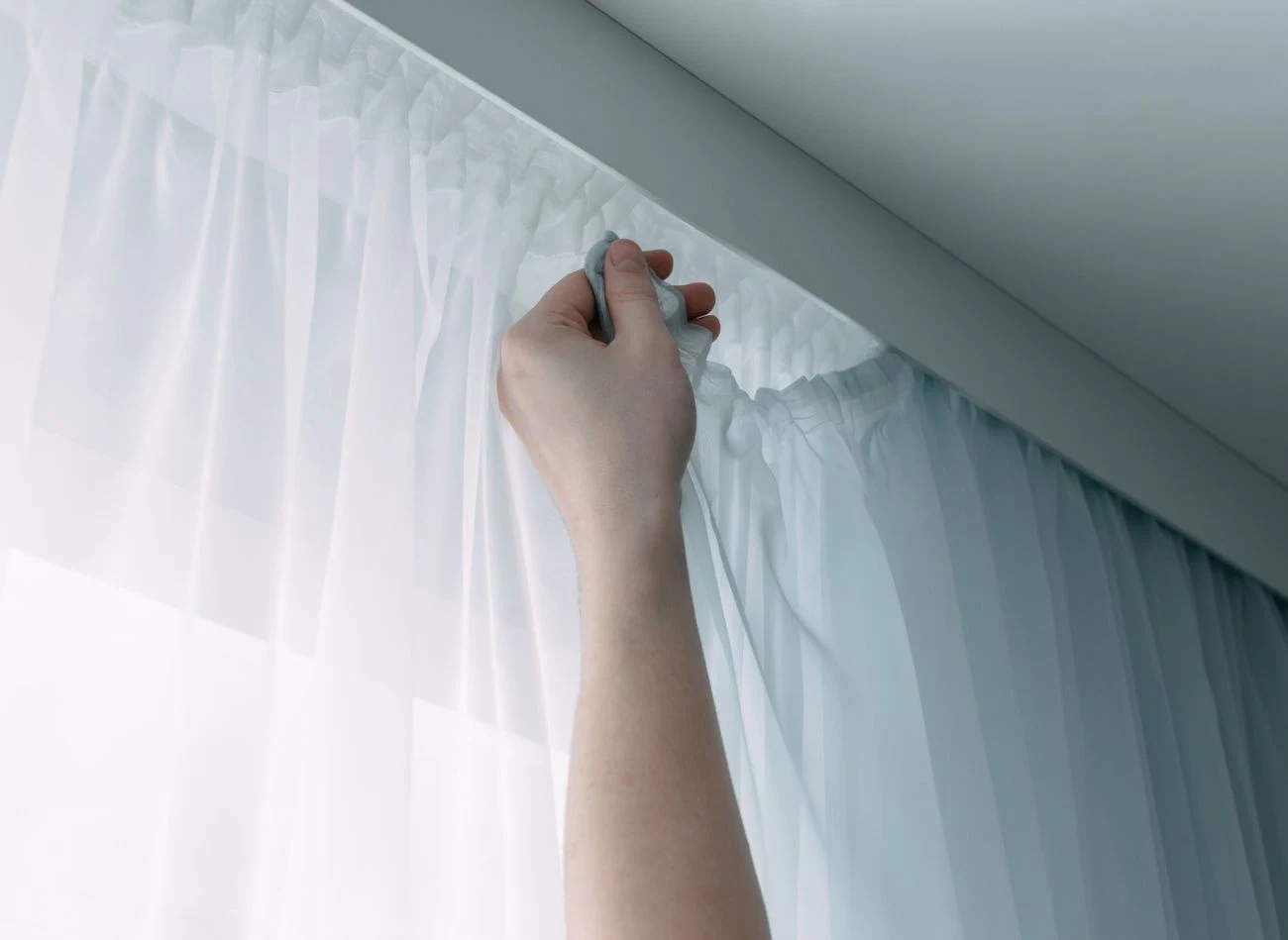 Firanki działają jak filtr, wychwytując unoszące się w powietrzu cząsteczki kurzu, pyłków, sadzy czy drobinek tłuszczu z gotowania.