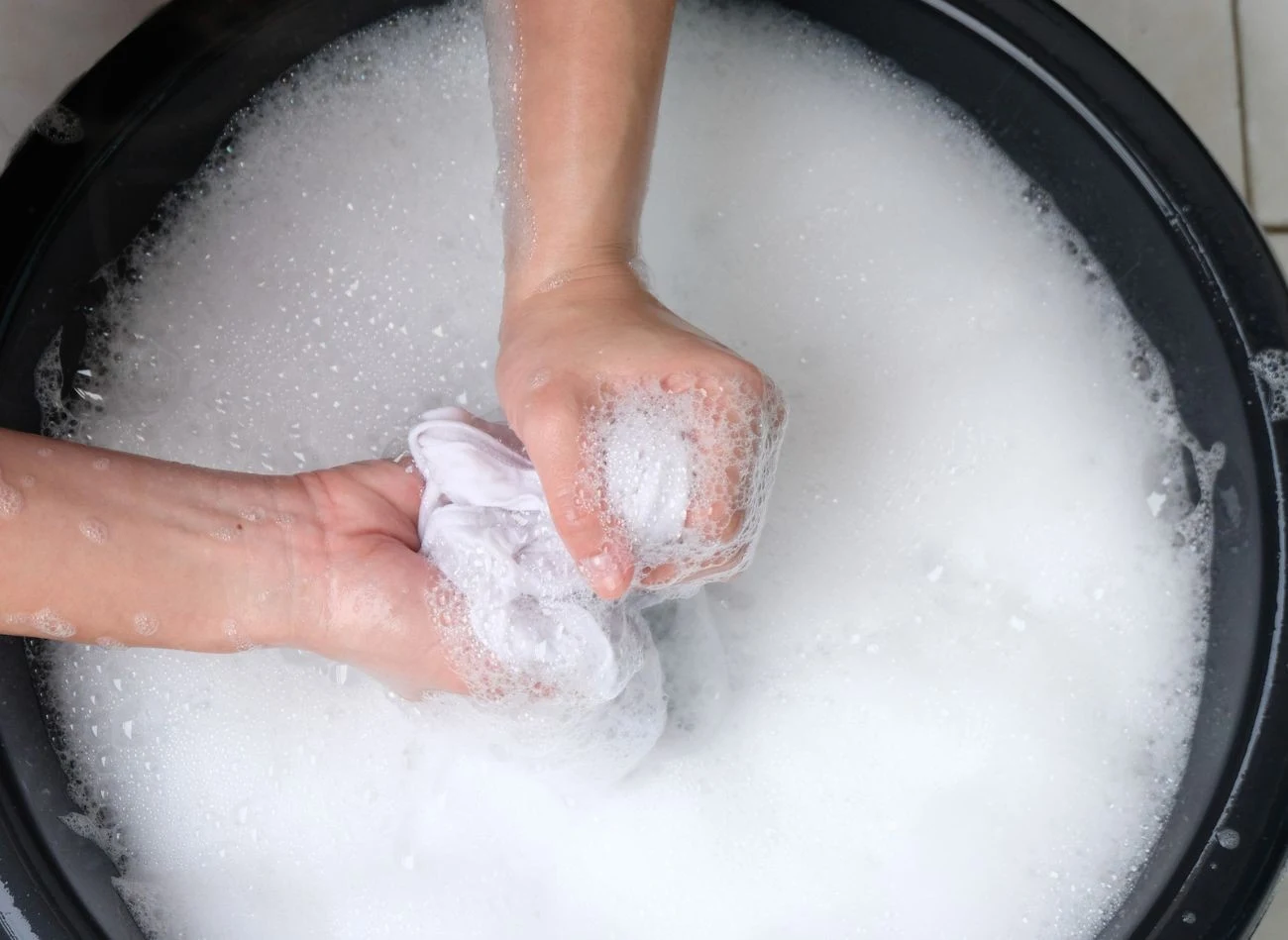 Szare firanki warto namoczyć w roztworze sody oczyszczonej.