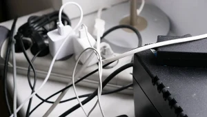 Starsze modele ładowarek zużywają więcej energii w stanie czuwania niż nowe.