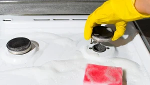 Przedstawiamy sprytny sposób na wyczyszczenie palników kuchenki gazowej.