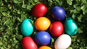 Jajka do wielkanocnego koszyka można zabarwić w naturalny sposób./123.com