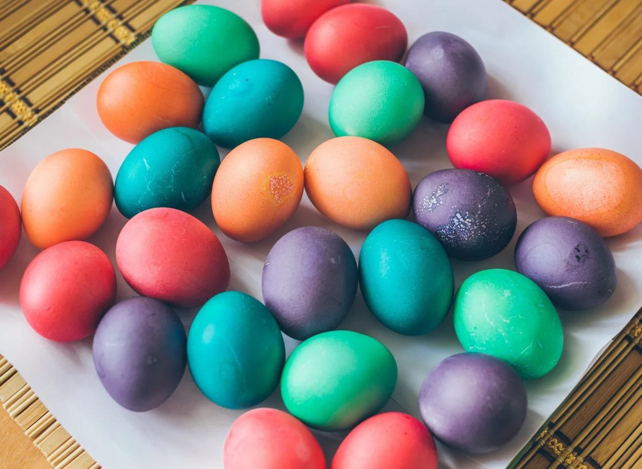 Nie musisz farbować jajek sztucznymi farbami, natura ci w tym pomoże.