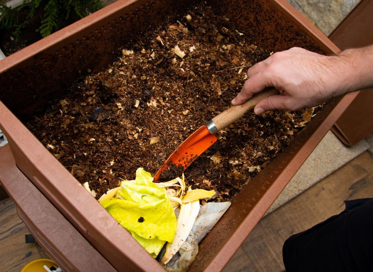 Kompost dostarcza roślinom pełen zestaw makro- i mikroelementów w formie łatwo przyswajalnej.