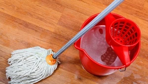 Domowe sposoby na mycie podłóg. Wiele zależy od rodzaju powierzchni