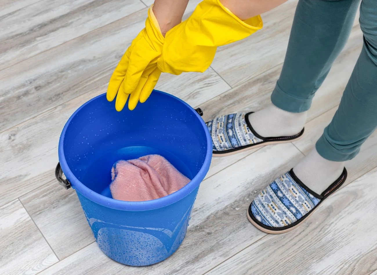 Nie tylko cet dobrze myje podłogę i zapobiega powstawaniu smug.