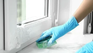 Czyszczenie plastikowych ram okiennych po zimie to spore wezwanie. Jak pozbyć się starego brudu i żółtych plam?