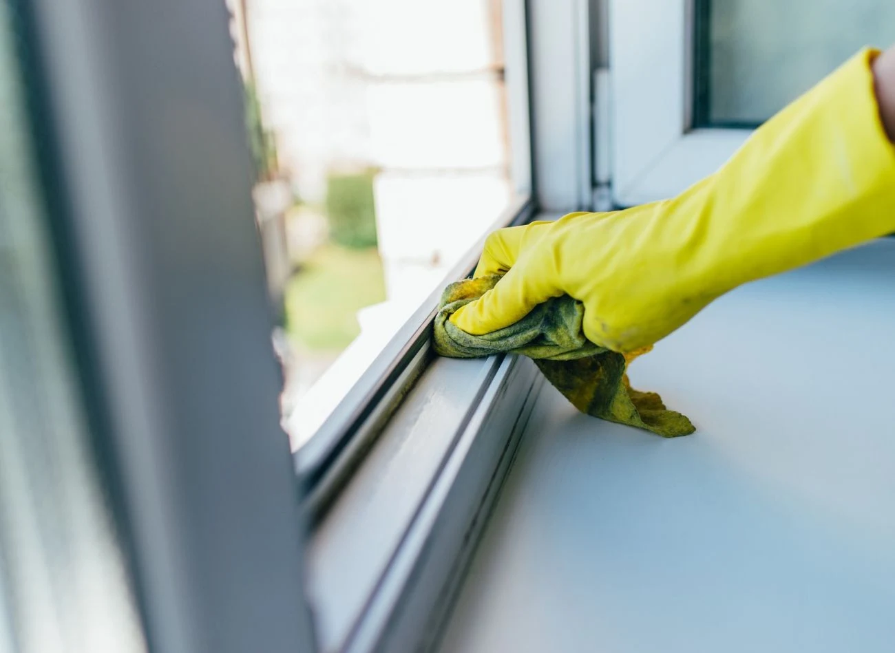 Do czyszczenia ram okiennych nie powinno się używać wybielaczy na bazie chloru, czyli m.in. popularnych środków do dezynfekcji i odplamiania.