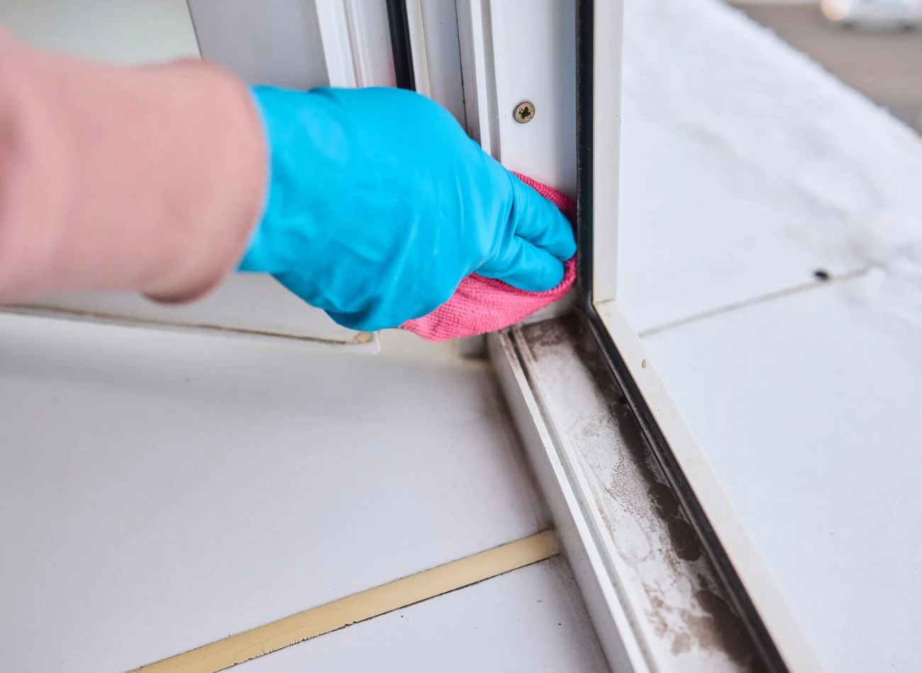 Przed czyszczeniem ram okiennych trzeba pozbyć się brudu i kurzu, który osadził się w szczelinach.