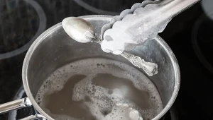 Czym wyczyścić sztućce, by przywrócić im dawny blask?