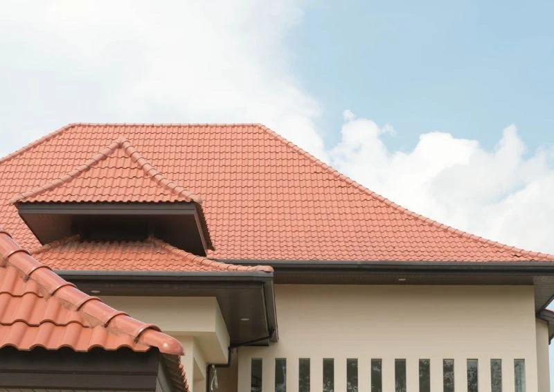 Dachówka jest materiałem droższym, ale znacznie trwalszym niż blacha dachowa