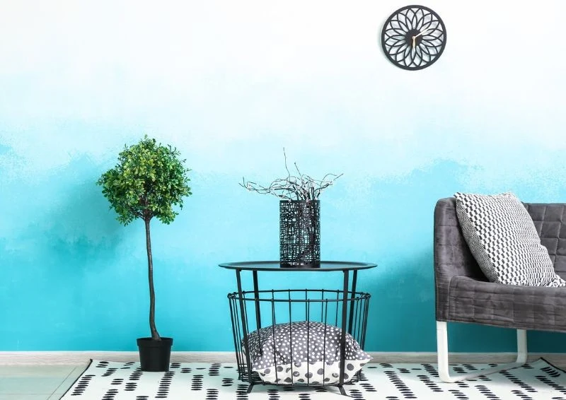 Efekt ombre zastosowany na ścianie wizualnie ożywia pomieszczenie