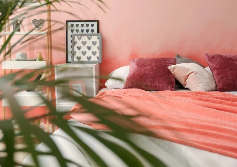 Aby uzyskać efekt ombre nie trzeba kupować kilku odcieni farby - można wybrać jeden kolor i rozcieńczać go białą farbą w różnych proporcjach