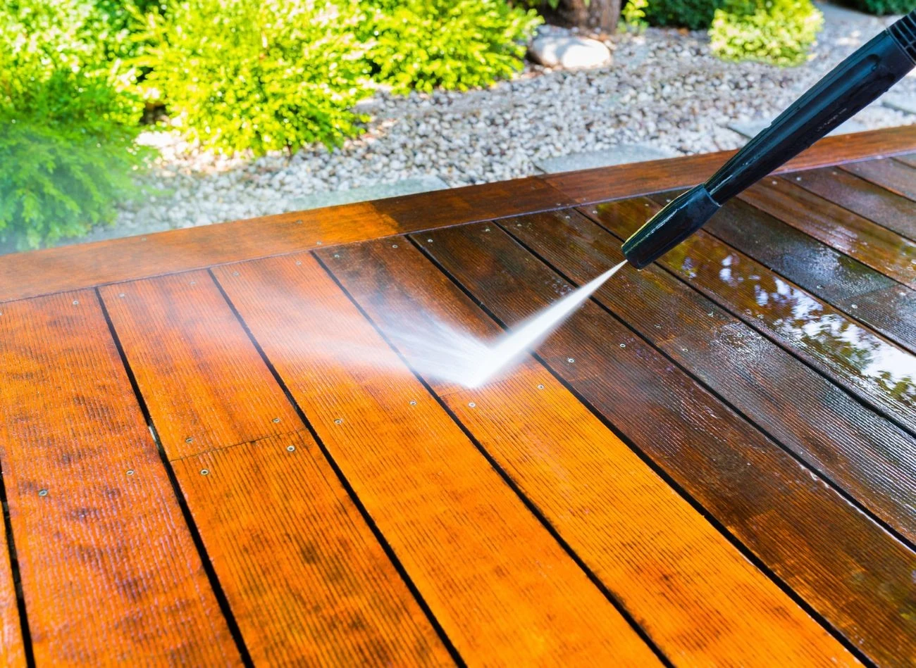 Myjka ciśnieniowa przyda się do czyszczenia tarasów wykonanych z wszystkich materiałów.