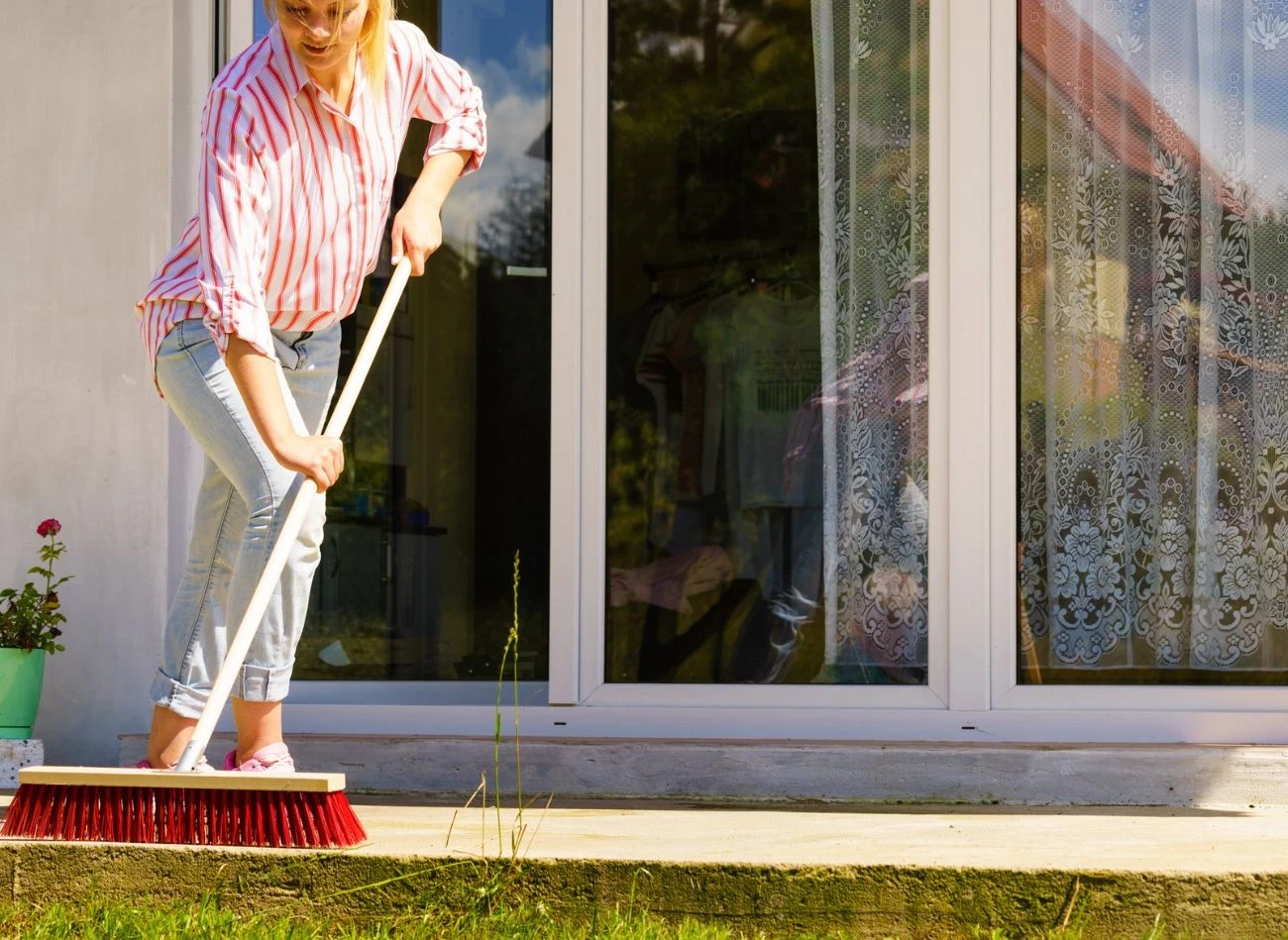 Na uporczywe zabrudzenia, mech, rdzę na tarasie pomaga roztwór wody z octem lub pasta z sody oczyszczonej.