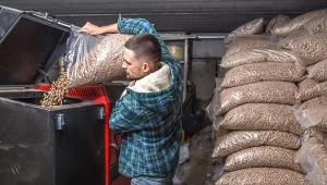 Odpowiednie ustawienie pieca na pellet ma znaczenie w poprawie wydajności grzewczej i zwiększeniu oszczędności./deccoria.pl