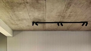 Umieszczenie lameli w salonie to więcej niż tylko trend – to sposób na wyrażenie swojej osobowości