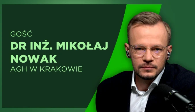 Mężczyzna w okularach i słuchawkach siedzący przed mikrofonem, obok grafika z napisem 'Gość dr inż. Mikołaj Nowak AGH w Krakowie' na zielonym tle.