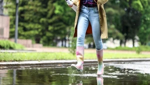 Nie popełniaj tych błędów w kaloszach. Stopy mogą na tym cierpieć